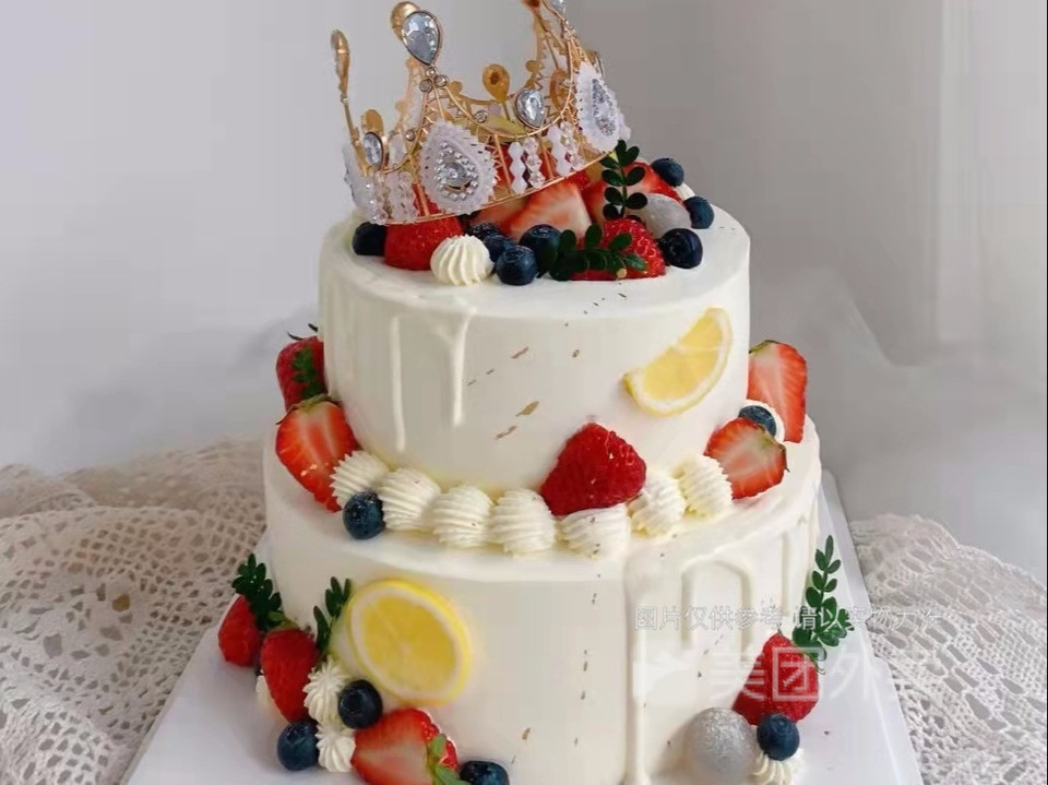 皇冠水果双层蛋糕图片