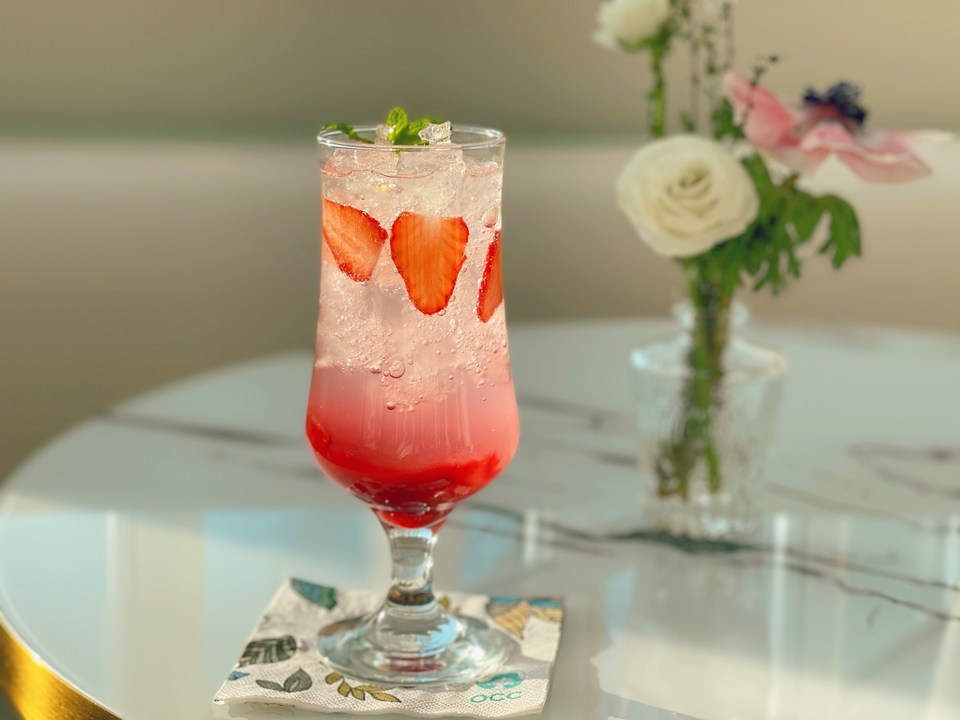 草莓气泡水图片