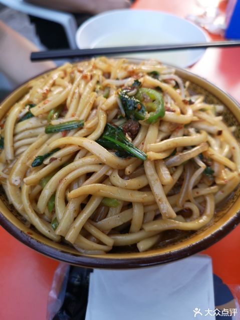 推荐菜:舍得炒面馆位于平凉市崆峒区双拥路195号