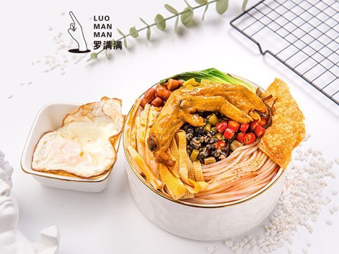 螺蛳粉加煎蛋加鸭肠套餐图片