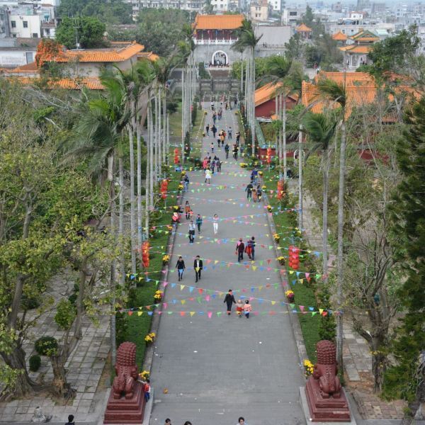 牛奶海:三元塔公園是廣東湛江雷州市的一個重要的公園,是以三元塔為