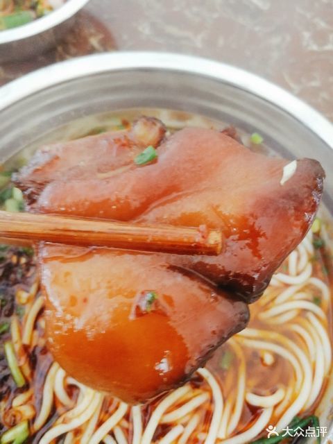 境航红烧大蹄花粉面馆