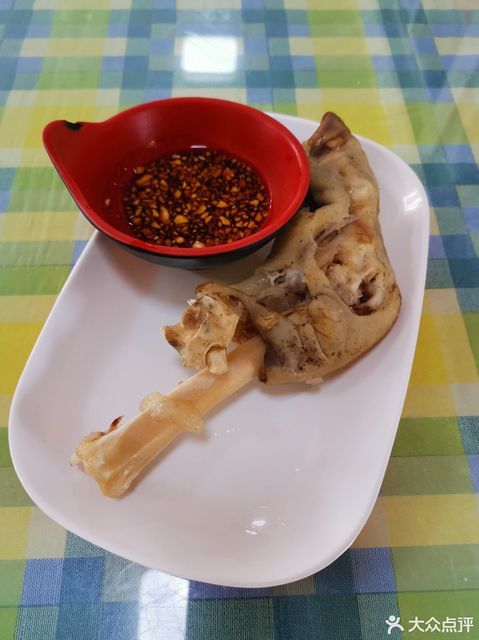 羊蹄沾蒜酱图片