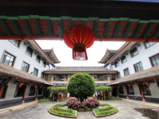 彝人古镇大酒店位于楚雄彝族自治州楚雄市经济技术开发区彝人古镇内