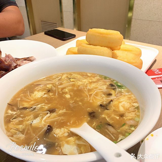 国宴油条配酸辣汤图片