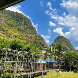 霸***:距离都安县城20公里的响水关景区内,饭店就在水边,有大草坪