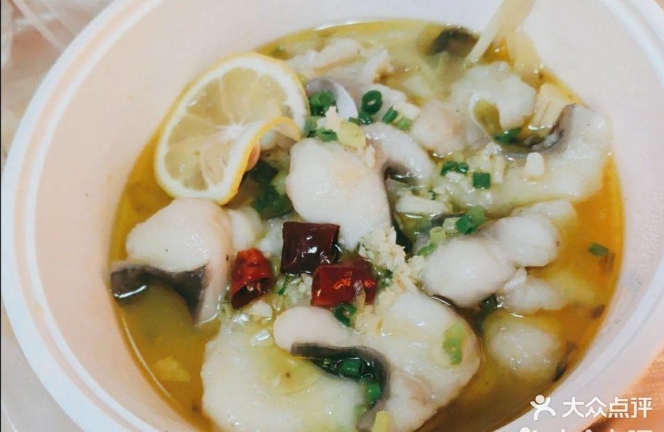 推荐菜:小鱼号酸菜鱼(鼓浪屿店)位于厦门市思明区鼓浪屿龙头路11之6号