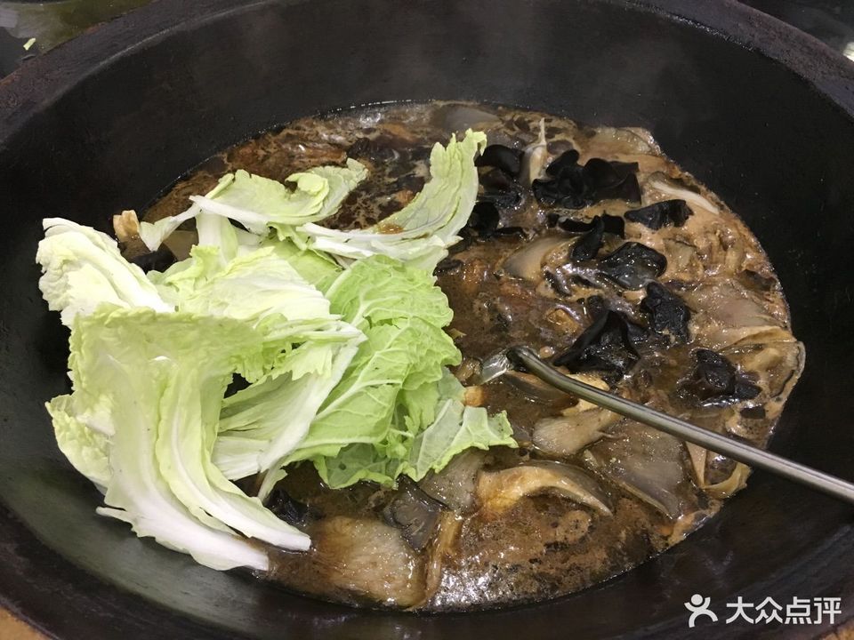 c***:在长清区老银座的附近 在一片小树林里 平房