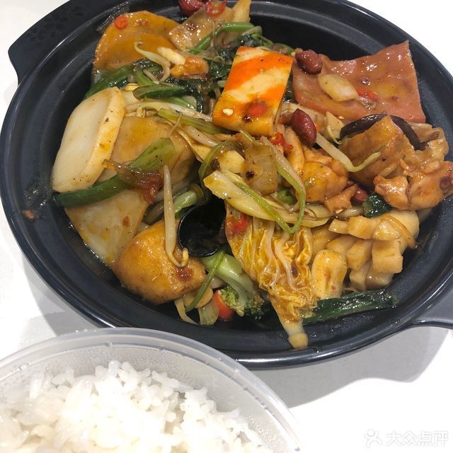 米饭麻辣香锅推荐菜:小食代麻辣香锅位于哈尔滨市南岗区东大直街松雷