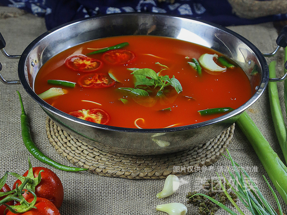 酸汤鱼推荐菜:亮欢寨(贵阳曹状元街店)位于贵阳市南明区中华南路曹