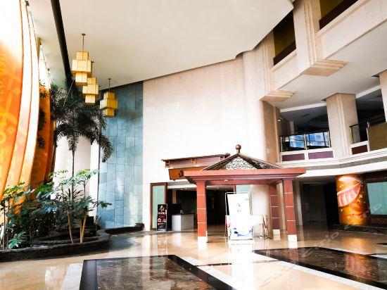 金陵(丹阳)饭店位于镇江市丹阳市云阳路1号推荐菜:分类:星级酒店;高档