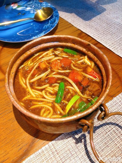 小铜锅烧牛肉米线图片