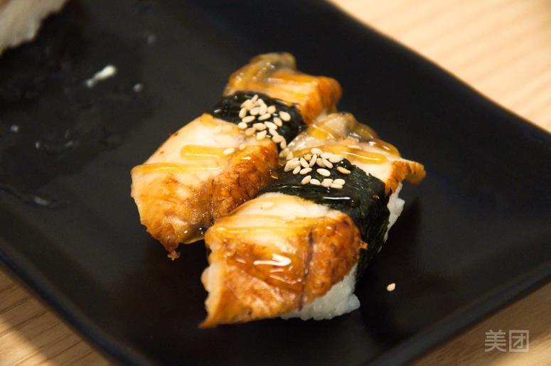 火炙鳗鱼手握图片