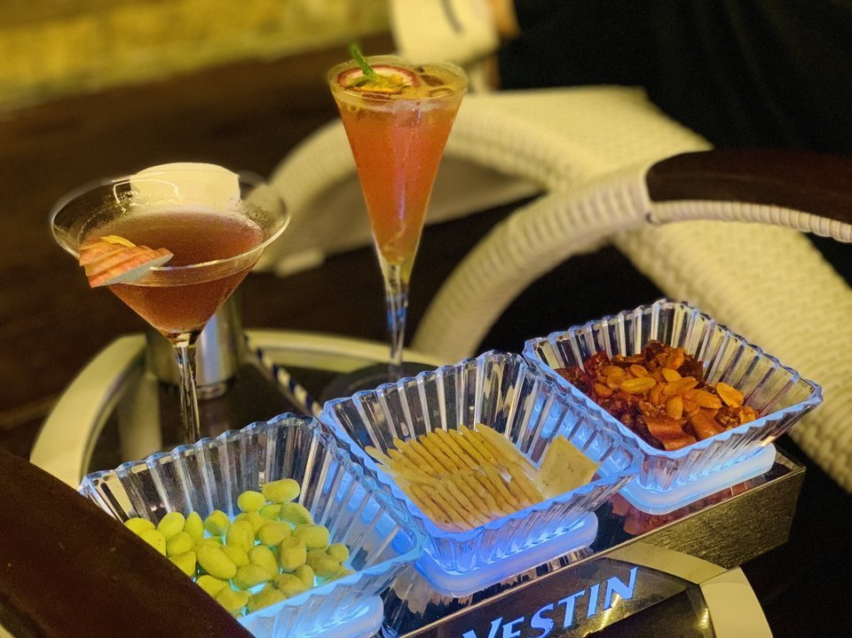 海棠湾民生威斯汀总套酒吧免税店旁