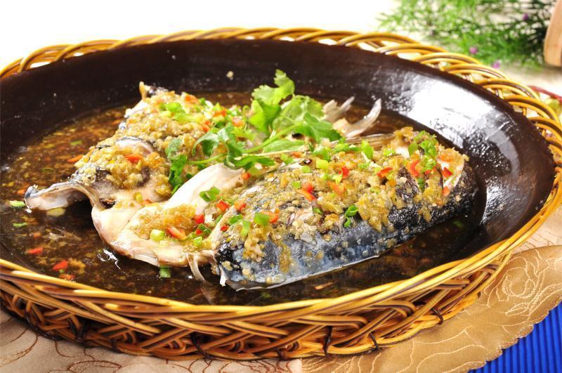 鱼头锅剁椒鱼头推荐菜:阿瓦山寨(山东路店)位于大连市甘井子区山东路