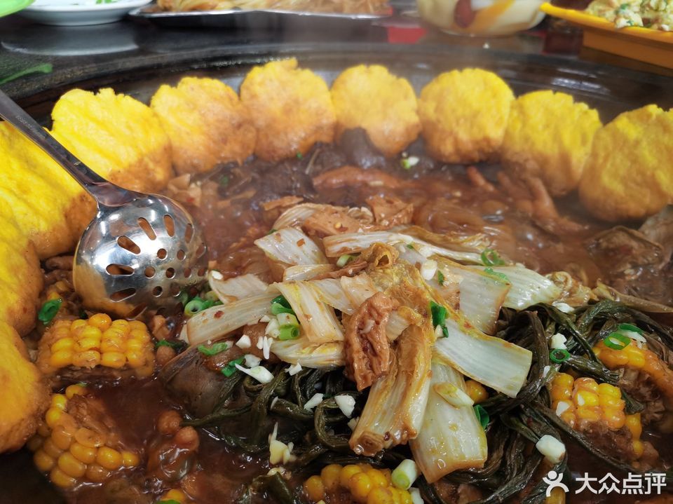 老家大锅台铁锅炖水库鱼