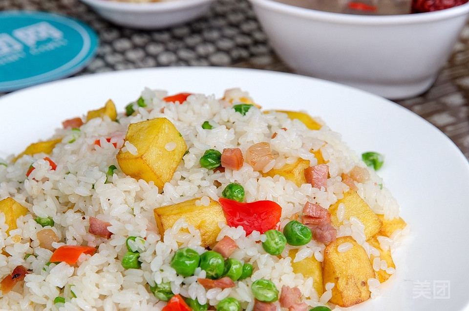 老火腿铜锅洋芋焖饭图片