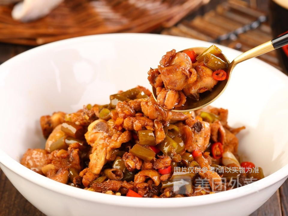 酸辣椒炒土鸡图片