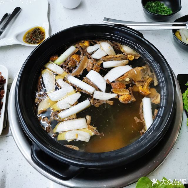 特色野生菌汤锅图片