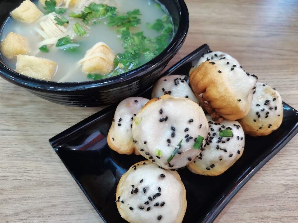 禾言己蟹黄包生煎包(万虹店)位于济南市历城区万虹广场地下一层