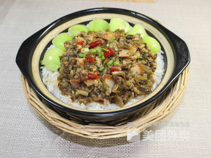 雪菜肉丝煲仔图片
