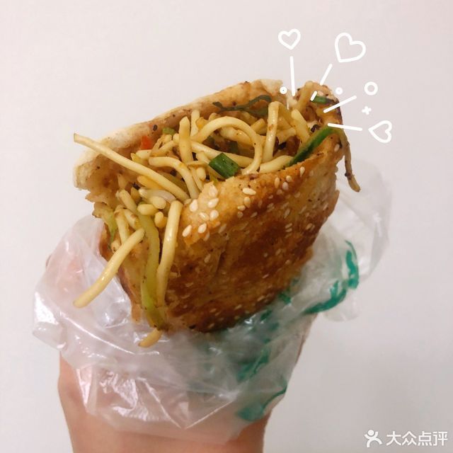 饼子夹凉面图片