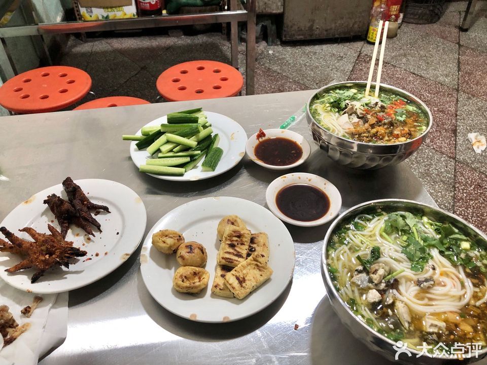 楚雄彝族自治州 餐饮服务 餐馆 快餐 > 红河州建水烧烤土鸡米线推荐菜