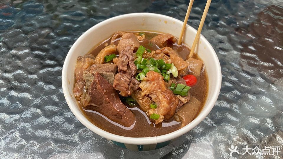 阿婆牛杂(清湖花园店)位于深圳市龙华区龙华街道清华东路与大和路交界