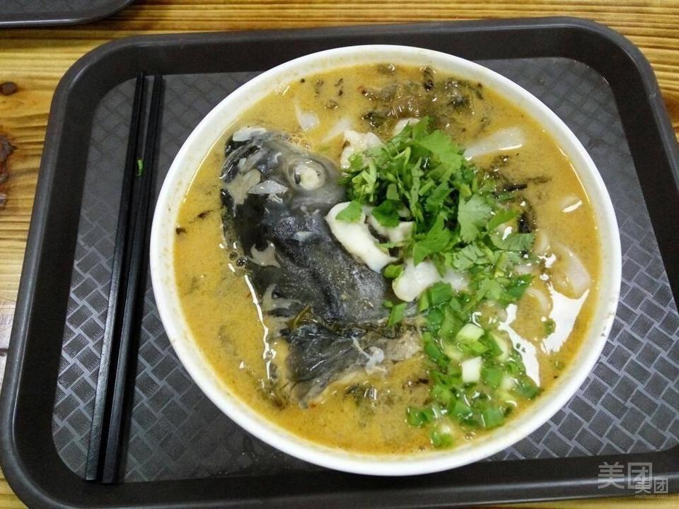 美味酸菜鱼头粉图片