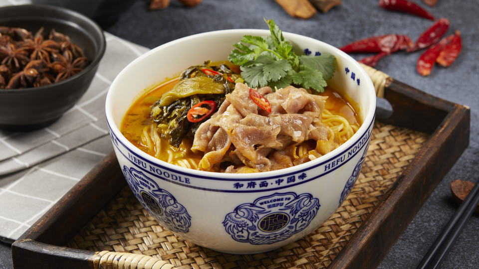 经典酸辣汤雪花肥牛面图片