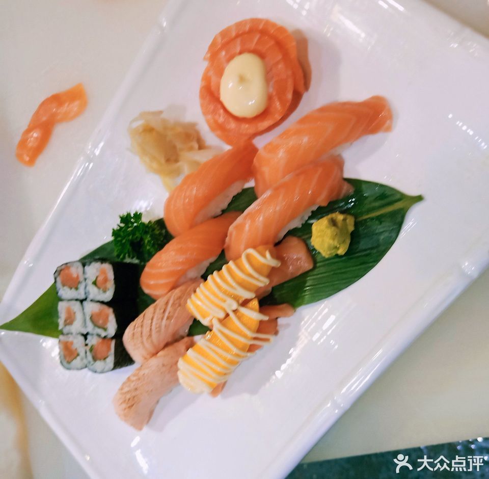 三文鱼寿司拼盘图片