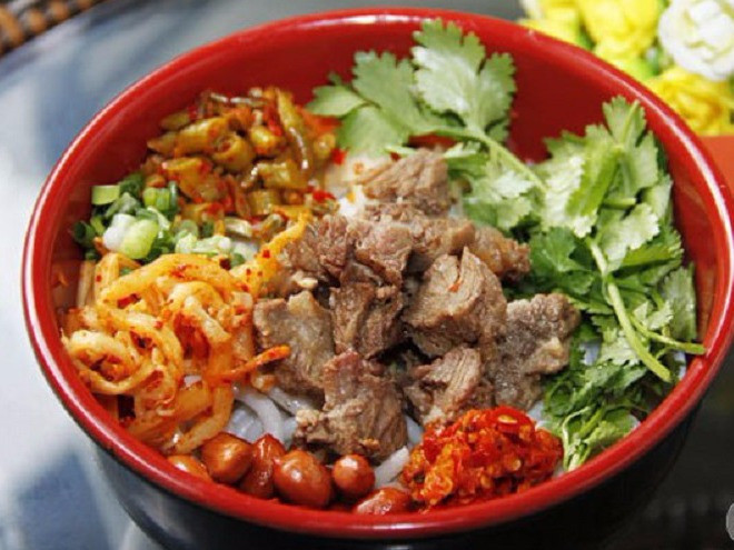 卤味牛腩粉图片