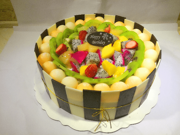 白色城堡生日蛋糕推荐菜:欧卡西饼屋(一中店)位于株洲市攸县