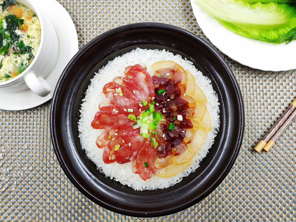 腊味双拼煲仔饭图片
