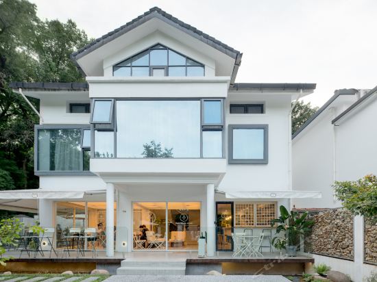 在哪里,在哪儿):杭州市西湖区玉皇山路8号电话:杭州岸香别墅庭院民宿