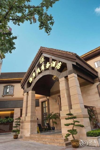 在哪儿):重庆市渝北区玉峰山镇(铁山坪森林公园旁)东方山水假日酒店