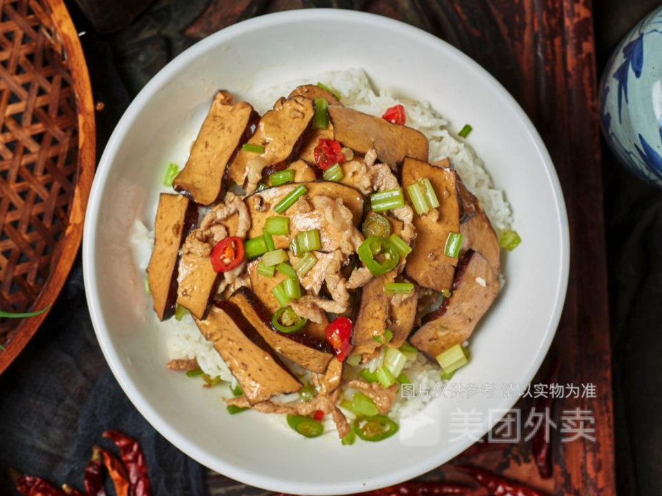 柴火香干炒肉盖码饭图片