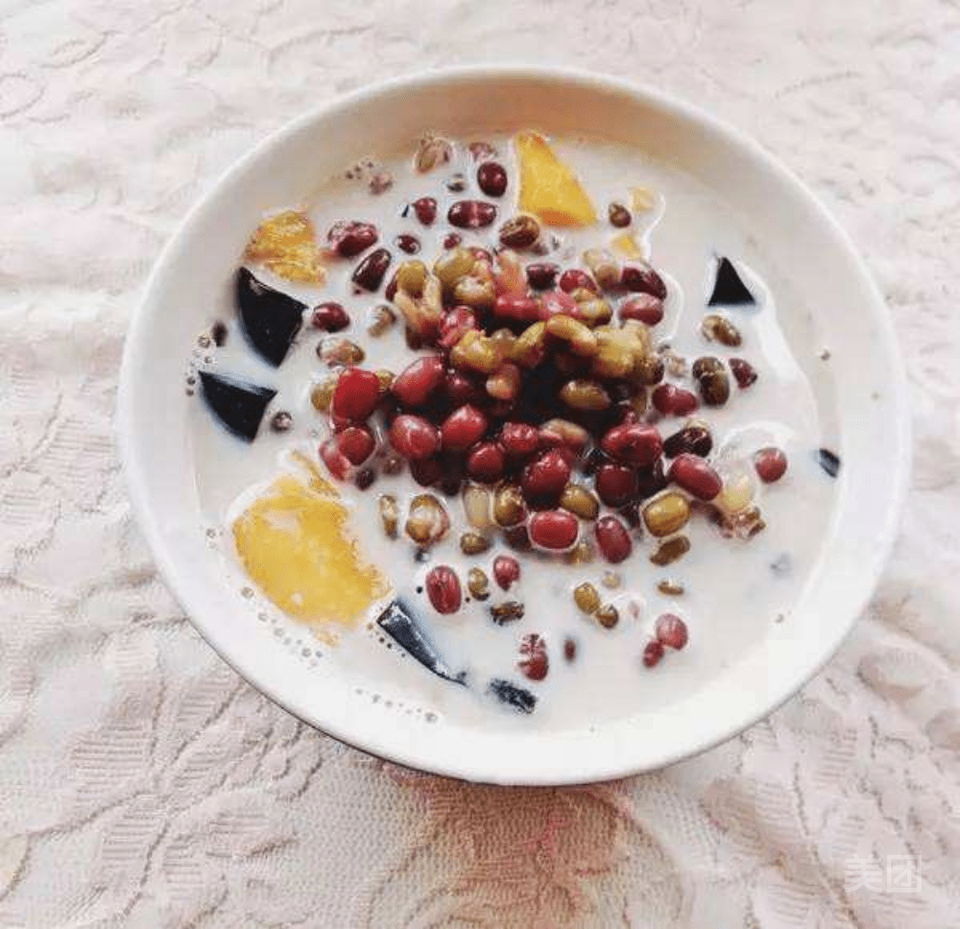 哈尼清补凉(第一市场店)位于三亚市天涯区河西路32号第一市场三亚正宗