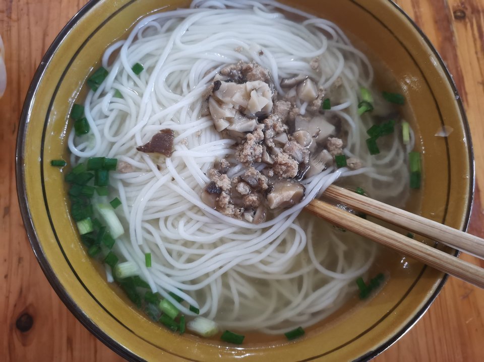 猪肺推荐菜:肖记特色粉店位于抚州市临川区020乡道尚好门窗旁