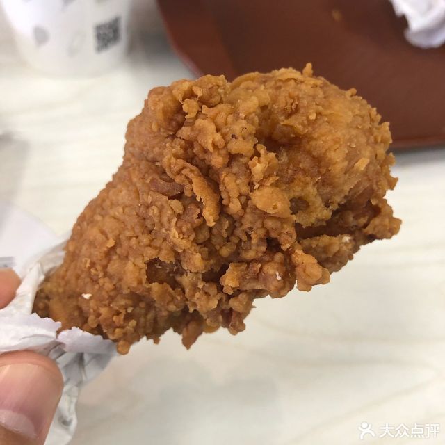 蜜汁手扒鸡香辣鸡排堡推荐菜:华莱士位于烟台市龙口市东莱街道港城