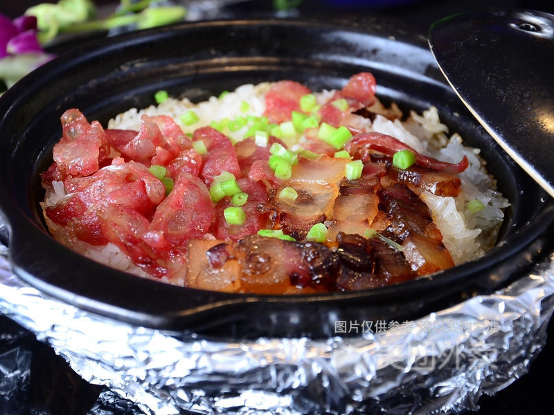 叉烧腊味煲仔饭图片