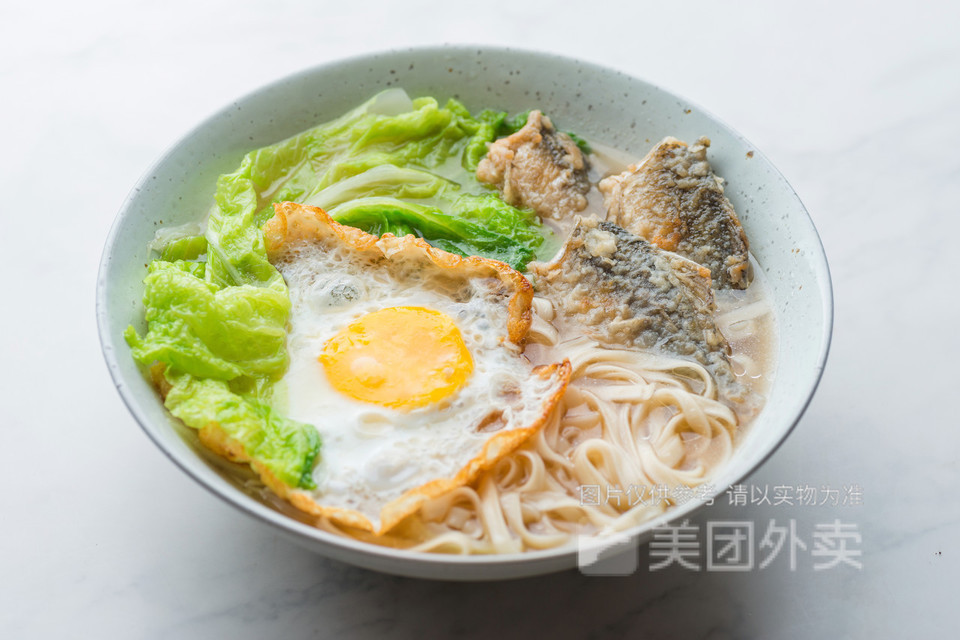 经典鱼汤面图片