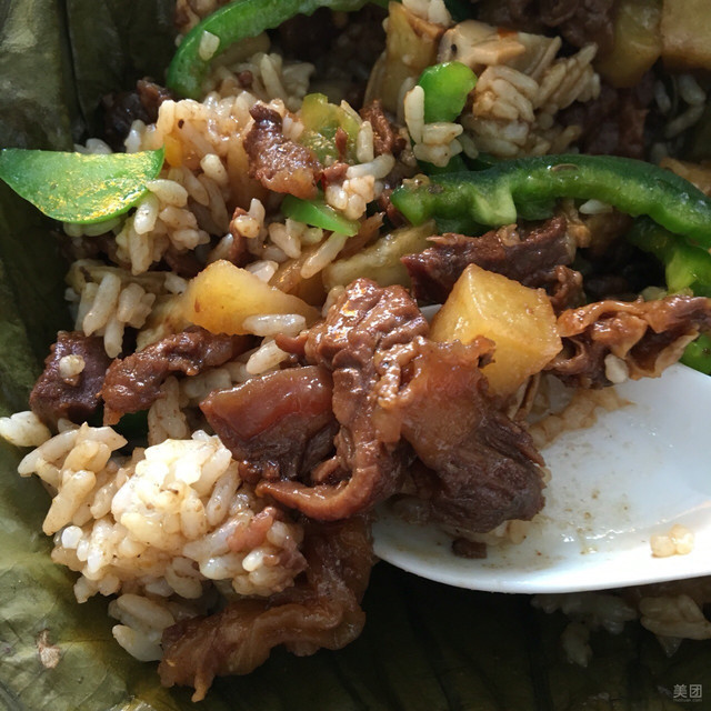 黑椒牛腩荷叶饭