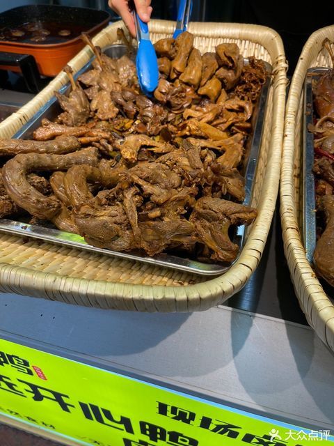 街向南200米推荐菜:鸭腿鸭翅鸡爪分类:餐馆;餐饮;小吃;中餐;卤味鸭脖