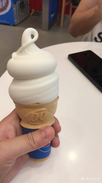 单球香草甜筒图片