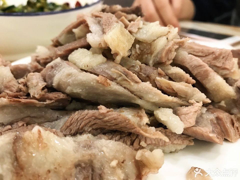 推荐菜:灵州杨记手抓总店位于银川市灵武市灵州大道鼓楼向西100米