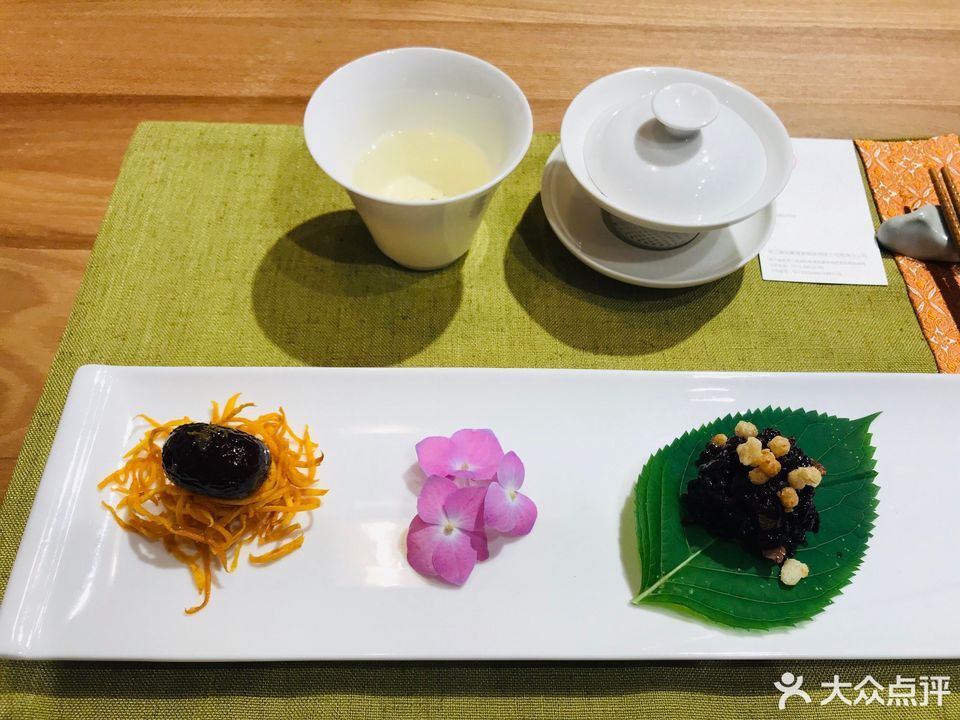 推薦菜:標籤:素食蓮元素素食館位於杭州市西湖區杭州龍塢何家村南村48