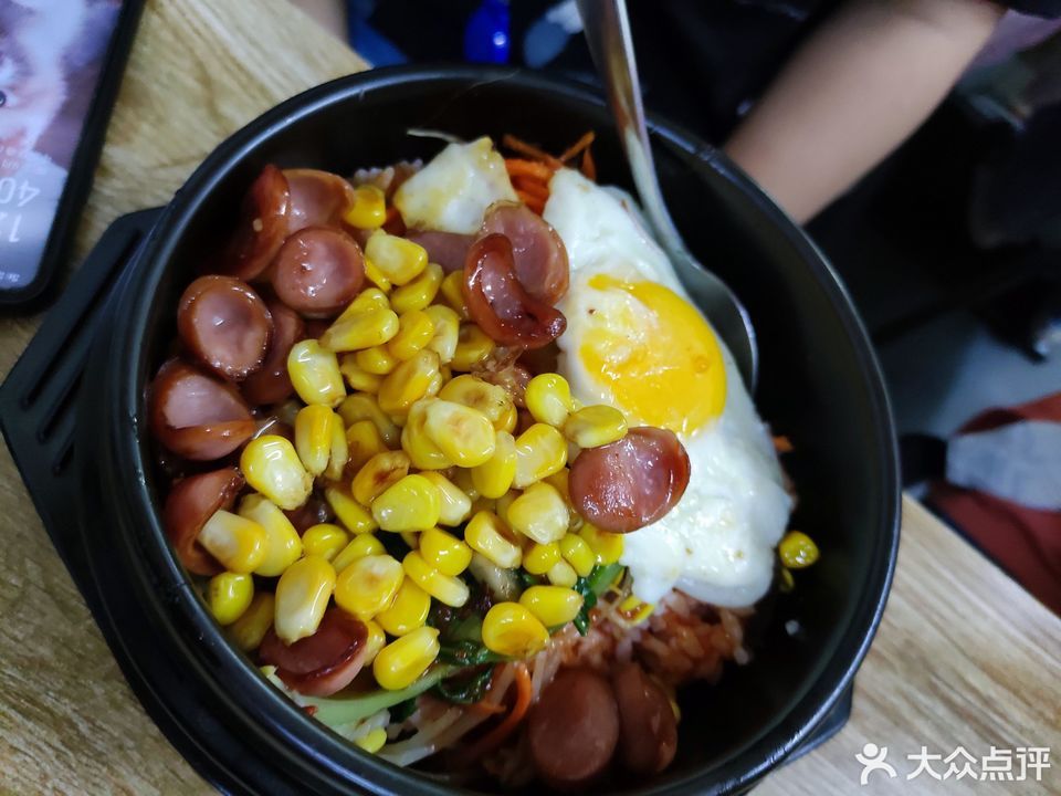 豬肉丸脆皮拌飯烤肉拌飯推薦菜:石鍋拌飯位於長沙市嶽麓區麓山南路286