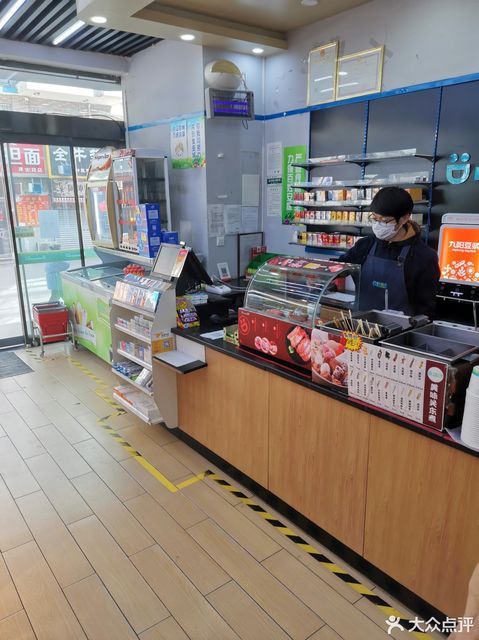 鲜果蔬平价超市金泰成名灯广场店