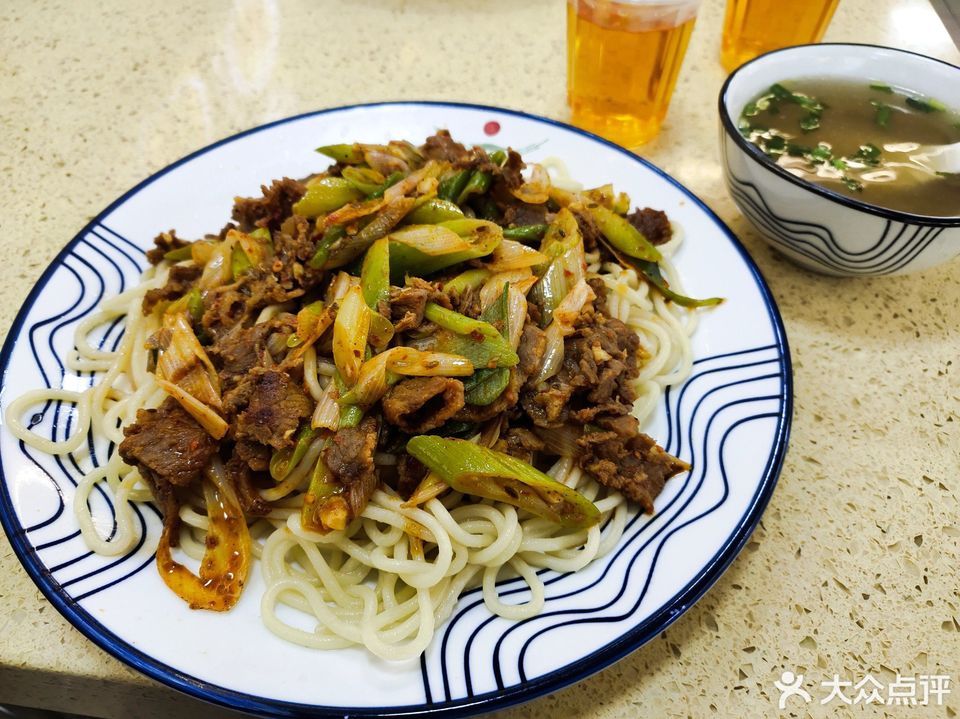 蔥爆羊肉蓋澆飯紅燒牛肉蓋澆面牛肉炒刀削麵分類:餐飲;小吃快餐;拉麵